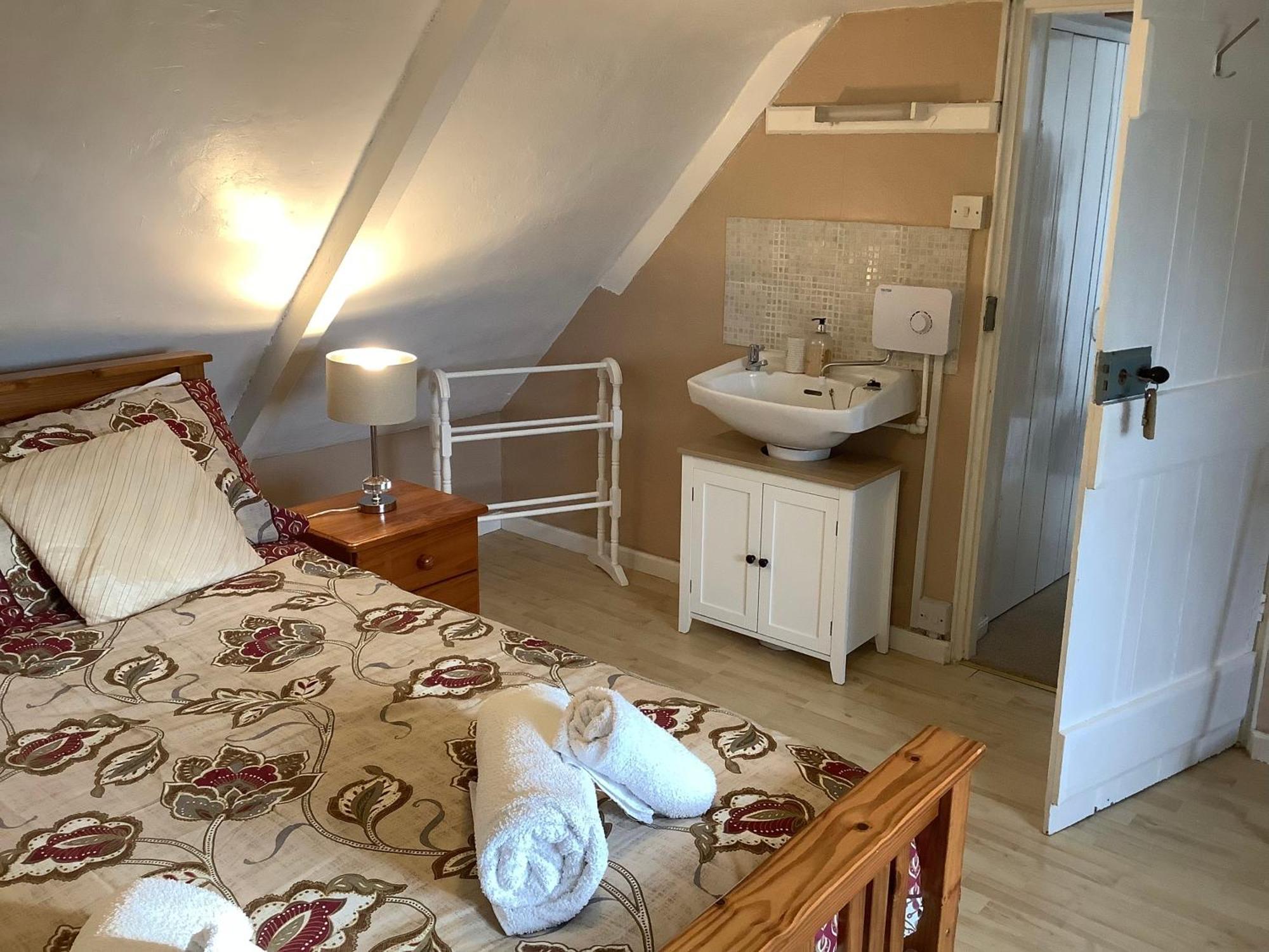 Haelarcher Farmhouse And Helicopter B&B Лизард Экстерьер фото